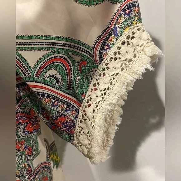 Coco and Main paisley tunic blouse with crochet accent sleeve. Size Large - Picture 5 of 9